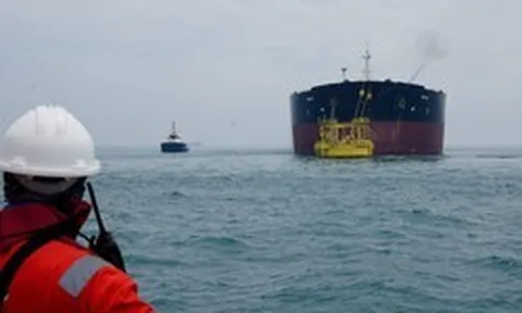 Đang di chuyển thì Mỹ-Iran báo tin vui, siêu tàu chở 6 triệu thùng dầu ung dung vượt eo biển Hormuz