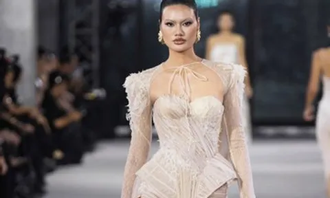 Cựu VĐV bóng chuyền Phạm Huệ tỏa sáng trên sàn catwalk