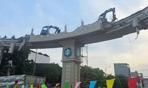 Hối hả tháo dỡ nhà, cổng chào... mở rộng Quốc lộ 13 ở TPHCM
