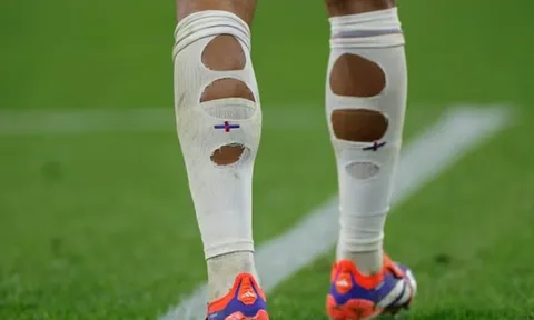Vì sao nhiều cầu thủ World Cup lại mang tất "thủng lỗ chỗ"?
