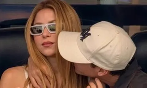 Nụ hôn dành cho Shakira trên khán đài World Cup gây sốt