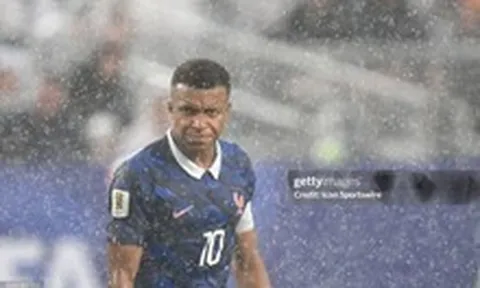 Mbappe gây sốt với màn “giám sát” lau sân trước hiệp hai trận đại thắng Iraq