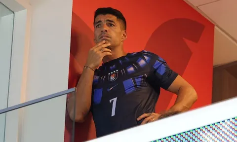 Suarez lặng người trên khán đài, CĐV Uruguay tiếc nuối