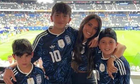 Vợ Messi xúc động sau loạt kỷ lục World Cup của chồng