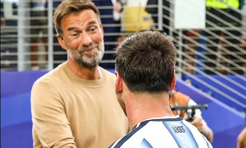 Vẻ mặt của Klopp nói lên tất cả về Messi