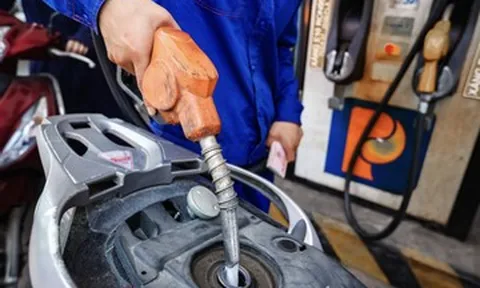 Giá xăng giảm 5 kỳ liên tiếp, xăng E5 và E10 về dưới 20 nghìn đồng/lít