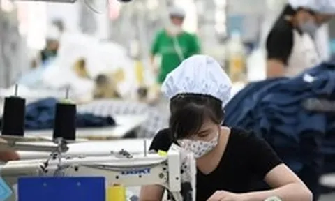 Từ 1/7, miễn thuế với tiền lương làm đêm, làm thêm giờ