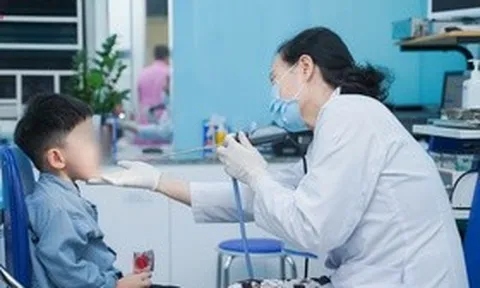 Sai lầm nguy hiểm cha mẹ hay mắc khiến trẻ dễ bị viêm thanh quản cấp vào mùa hè