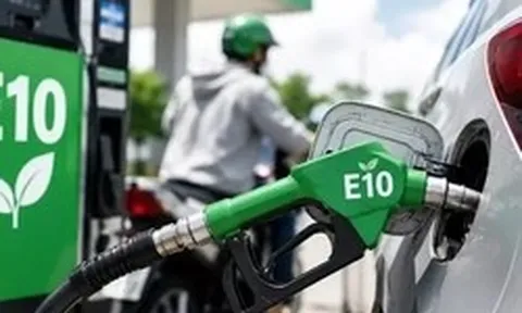 Giá xăng E10 tăng gần 1.300 đồng/lít