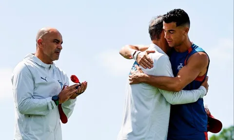 Ronaldo nghẹn ngào tiễn đồng đội cũ rời tuyển Bồ Đào Nha