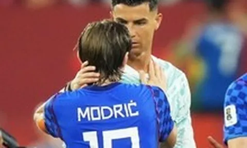 Ronaldo ôm chặt rồi thì thầm điều gì với Modric?