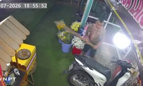 Nghi án chồng cũ dùng dao tấn công rồi đập phá gây náo loạn tiệm hoa của người dân