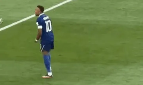 Hết trận vẫn còn xấu tính: Mbappe bị ném cả quả bóng vào lưng vì phớt lờ cái bắt tay của thủ môn Paraguay
