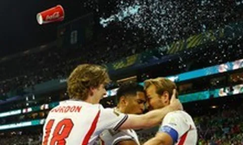 Harry Kane bị CĐV Mexico hắt bia và coca xối xả vào người người khi ăn mừng bàn thắng