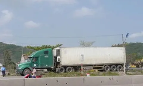 Phát hiện xe tải màu xanh lạ, công an Việt Nam lập tức theo dõi giám sát, kiểm tra