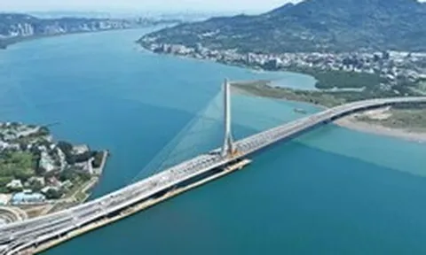 Phát hiện trụ bê tông cốt thép cao 200 m được dựng giữa cửa sông, thứ nó 'gánh' phía trên là công trình dài 914 m từng bị xem là không thể xây dựng