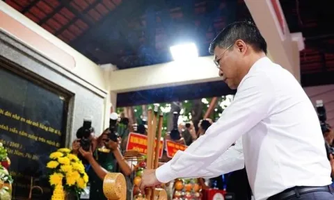 Thủ tướng Lê Minh Hưng dâng hương và dự lễ tìm kiếm, quy tập hài cốt liệt sĩ công viên Lê Thị Riêng