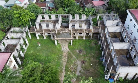 Nhà lớp học 2 tầng xây dở bỏ hoang, nhiều học sinh thiếu nhà vệ sinh