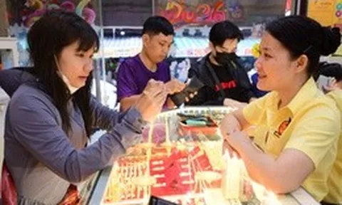 Đọc nhanh 7-7: Giá vàng giảm; Một công ty ở TP.HCM bị phong tỏa 155 triệu đồng trong ngân hàng