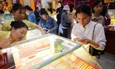 Đọc nhanh 8-7: Giá dầu bất ngờ tăng mạnh; chứng khoán Mỹ cùng giá vàng đi xuống