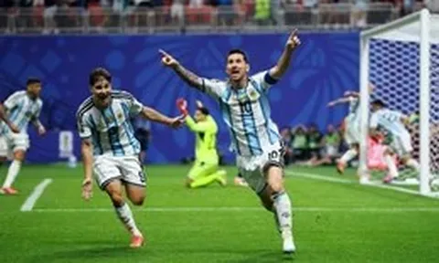 Zlatan Ibrahimovic: 'Messi đã hóa thành một con quái vật'