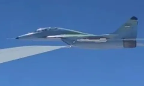 Video linh cữu cố Lãnh tụ tối cao Iran Ali Khamenei được chở bằng máy bay với tiêm kích hộ tống