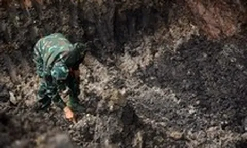 Đào thêm hố sâu 2 mét, phát hiện 5 bộ hài cốt liệt sĩ, 2 bộ di vật tại công viên Lê Thị Riêng