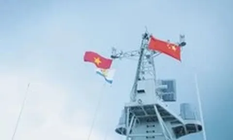Luyện tập chung giữa tàu Hải quân Việt Nam với biên đội tàu Hải quân Trung Quốc