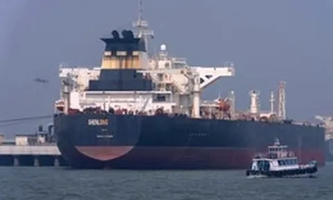 Tàu thuyền qua eo biển Hormuz giảm mạnh khi Mỹ và Iran lại không kích nhau