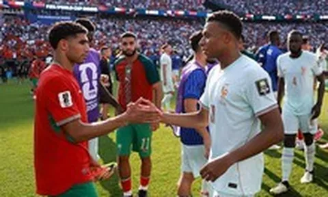 Phóng viên hỏi "có cảm thấy khó khăn không khi bạn thân Hakimi buồn bã sau thất bại", Mbappe đáp: Không