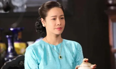 Ca sĩ Nhật Kim Anh mặc giản dị, bán kẹo kéo và hát bên đường gây xôn xao