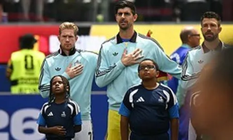 Khoảnh khắc gây xôn xao nhất World Cup: De Bruyne và Courtois "gương vỡ lại lành" sau bê bối từ mặt vì ngoại tình