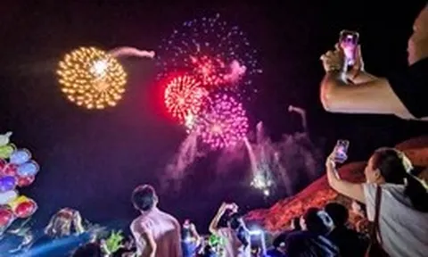 Pháo hoa rực sáng bầu trời Quy Nhơn bên biển xanh Eo Gió