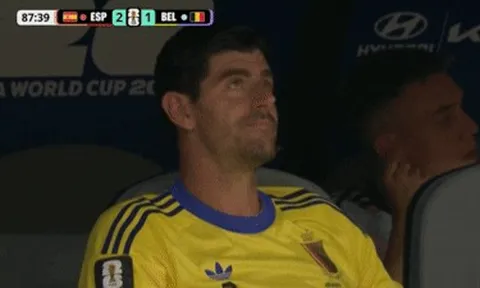 Courtois thất thần nhìn thủ môn MU mắc sai lầm