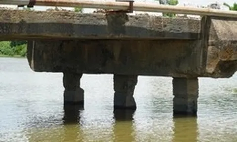 Hai cây cầu 'già' trơ trụ sắt oằn mình theo năm tháng