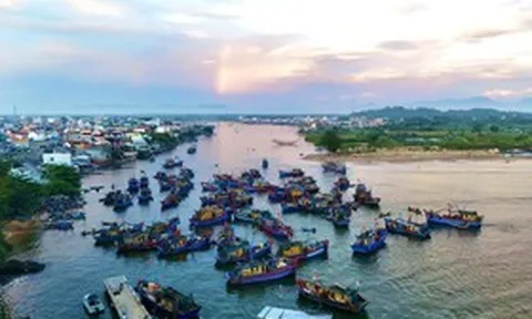 Khi bình minh chưa lên, chợ nổi Nghĩa An đã rộn ràng tiếng tàu ghe