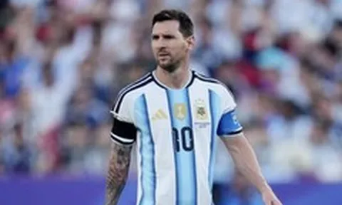 Vì sao Messi đeo băng đen trong trận tứ kết World Cup 2026?