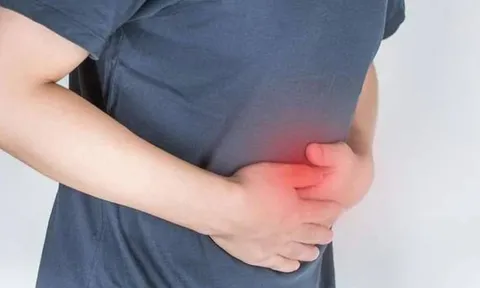 Người đàn ông 35 tuổi "gan trắng xoá" vì ngày nào cũng uống loại nước quen thuộc