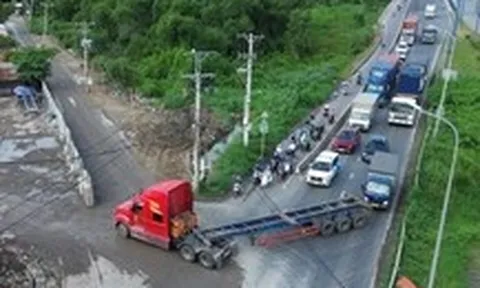 Bãi xe container vẫn tung hoành, cản trở giao thông trên đường Võ Chí Công