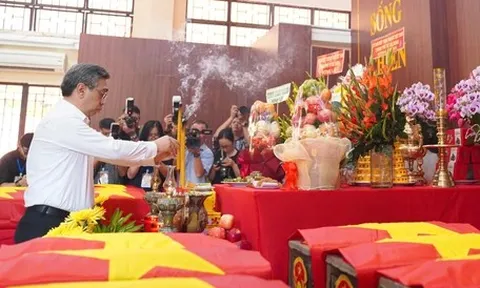 Phó bí thư Thành ủy Nguyễn Phước Lộc dâng hương  liệt sĩ và động viên lực lượng tìm kiếm tại công viên Lê Thị Riêng