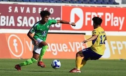 Hai CLB chuyên nghiệp Việt Nam bị 'tuýt còi'