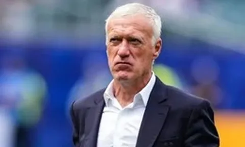 Truyền thông Pháp không hài lòng khi ông Deschamps mỉa mai trọng tài