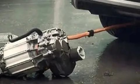 Xe đang chạy bị rơi động cơ, BYD nói do 'va chạm khi lội nước, không phải vấn đề chất lượng'