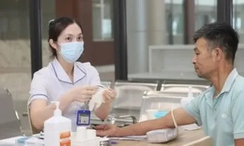 Tăng phụ cấp đặc thù cho nhân viên y tế từ ngày 15-7