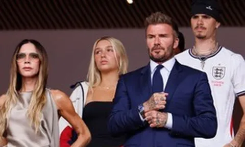 Đang kéo cả nhà đi xem World Cup, vợ chồng David - Victoria Beckham bàng hoàng nhận tin sốc