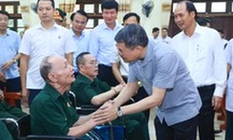 Thủ tướng xúc động, bày tỏ cảm phục trước những tấm gương thương binh, bệnh binh