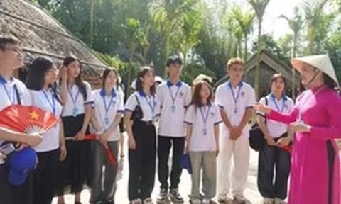 Kiều bào trẻ về làng Sen, Hoàng Trù nghe kể chuyện tuổi thơ Bác Hồ