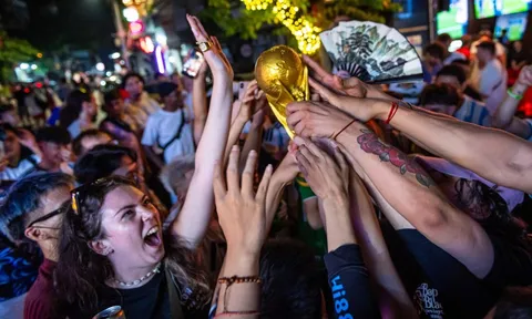CĐV Argentina nâng cúp tại Hà Nội sau màn ngược dòng ở World Cup