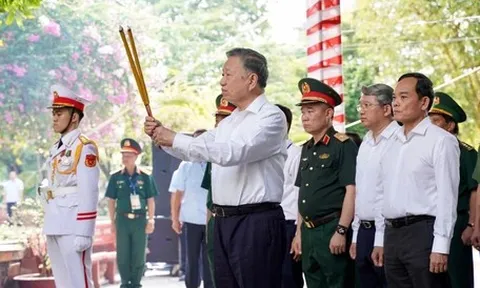 Tổng Bí thư, Chủ tịch nước Tô Lâm dâng hương anh hùng liệt sĩ tại công viên Lê Thị Riêng