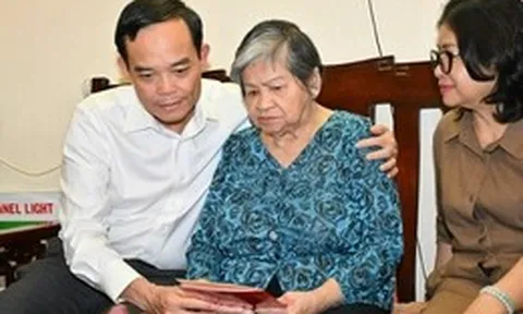 Bí thư Thành ủy TP.HCM Trần Lưu Quang thăm các gia đình chính sách tiêu biểu